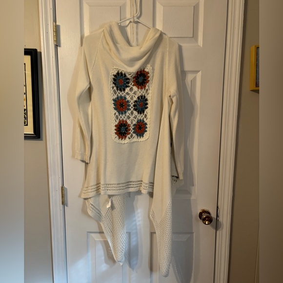 B. Sharp crochet accents sweater size large - Picture 3 of 5